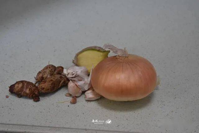 砂锅鸡煲不加一滴水直接焖,越焖越香肉汁浓郁满屋飘香,营养好吃