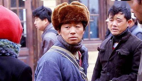 王宝强返少林寺与僧人合影,苍老消瘦令人心疼,坦言常被师父打