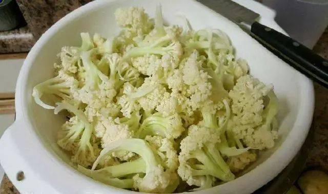 炒花菜时,万万别直接下油锅!多加“1步”,花菜又香又脆!