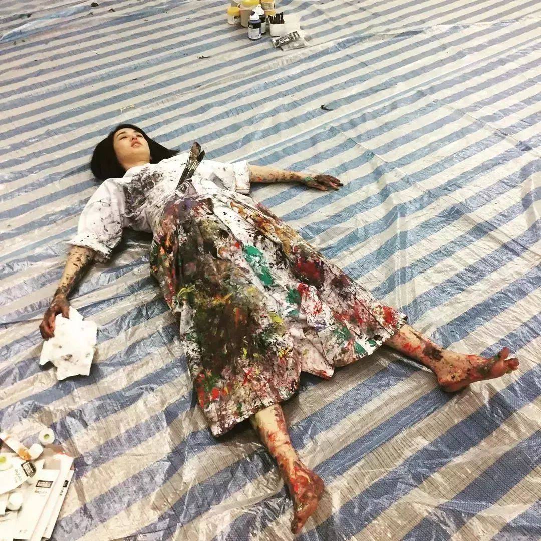 狂野少女”绘画堪比毕加索,8亿人看她作画,作品震惊整个国际画坛