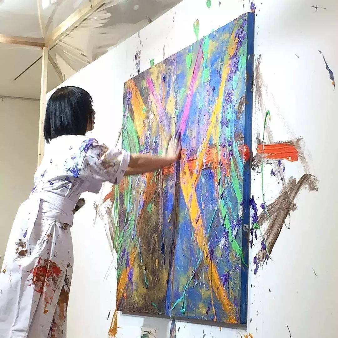狂野少女”绘画堪比毕加索,8亿人看她作画,作品震惊整个国际画坛
