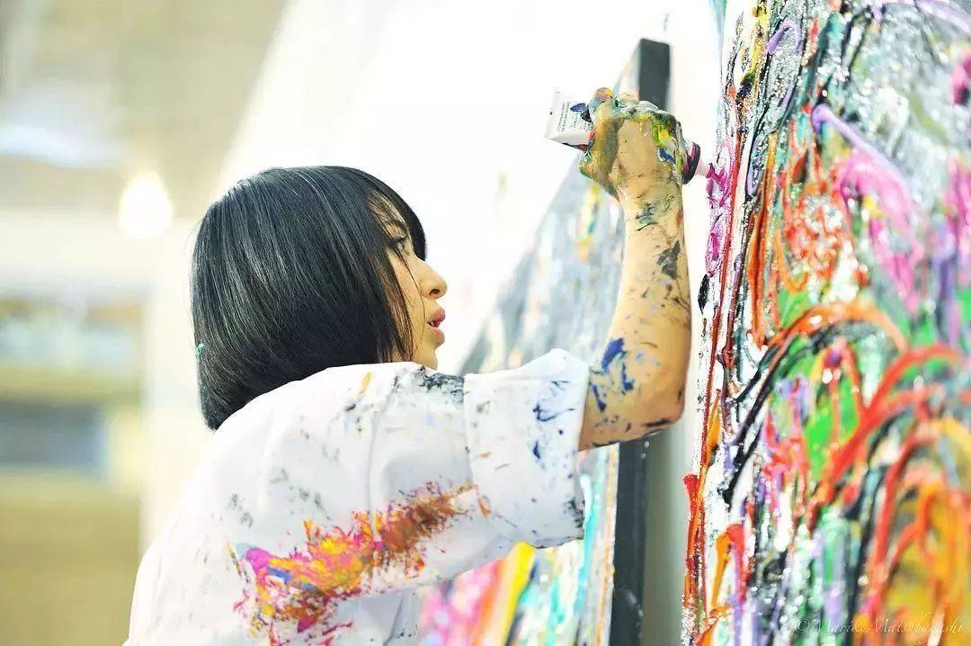 狂野少女”绘画堪比毕加索,8亿人看她作画,作品震惊整个国际画坛