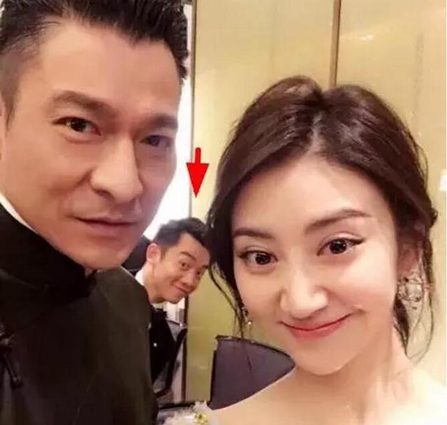 明星搞怪合照,亮点都在后面,年度“抢镜王”