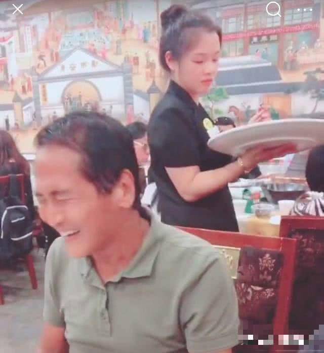 60岁齐秦近照曝光,前段时间还精神抖擞,如今却脸色灰暗,头发谢顶