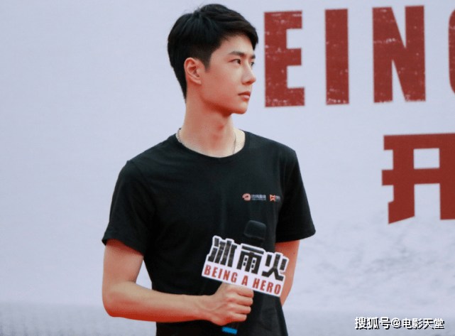 王一博新剧开机,脸颊浮肿状态差,短发造型撞脸杨洋