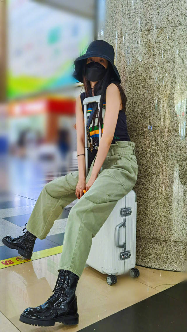 工作室公开杨幂素颜照,眼窝青黑凹陷,睡眠不足十分疲惫