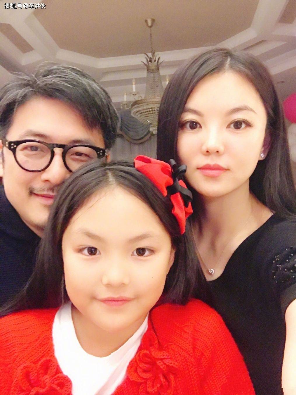 李湘一家人现身机场,整整齐齐都是胖胖的,王诗龄2万元背包抢镜
