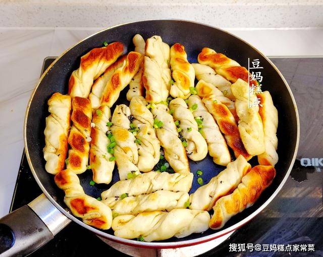 香煎小花卷,睡前准备好,早上10分钟搞定,香喷喷的