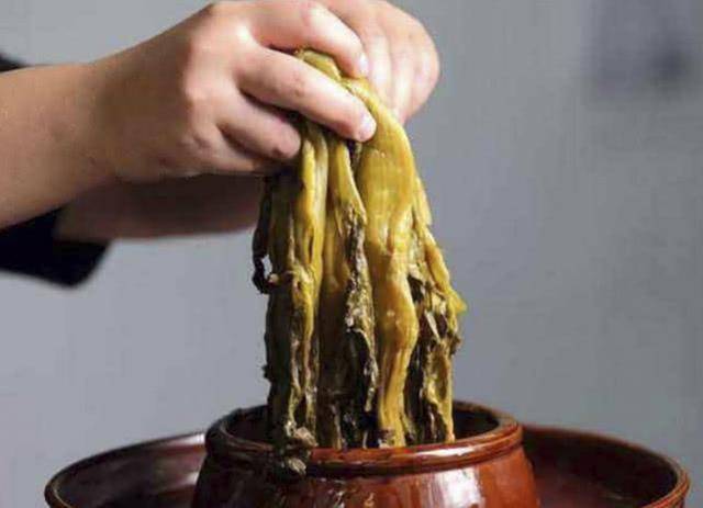 原来川菜中的“酸菜耙泥鳅”是这样做的,吃过一回念念不忘
