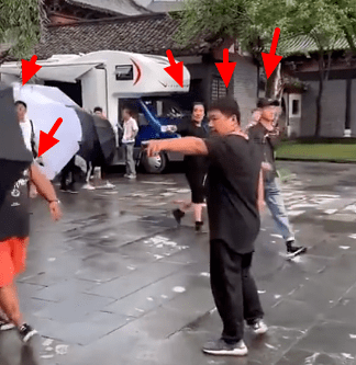 杨紫《青簪行》路透,现身即被超级伞阵包围,还有四五名壮汉开路