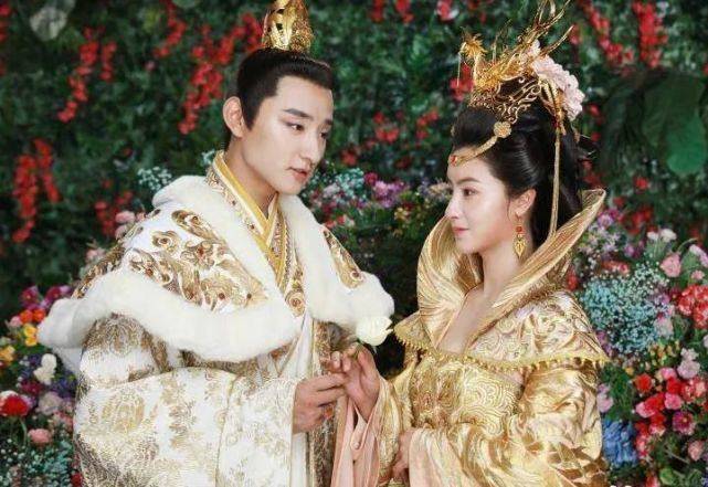 被“天下第一美男”灼伤双眼!帅气不够,烟熏妆来凑?