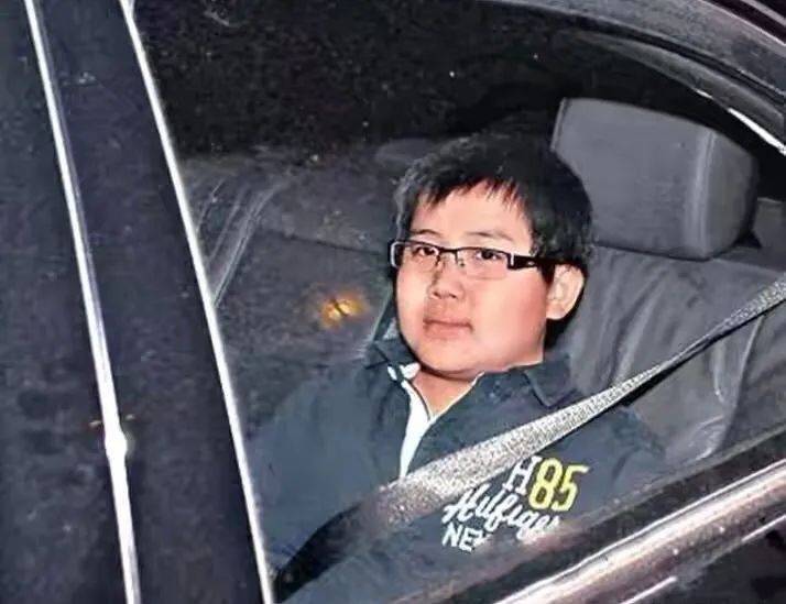 赌王四太承认神秘长子!罕见曝光疑为争产,何猷君地位或遭威胁?