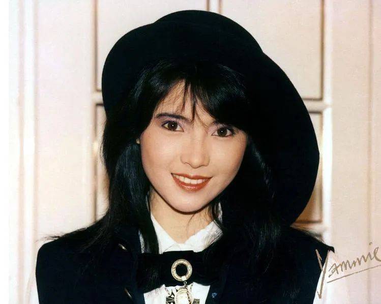 《大话西游》25年过去,莫文蔚成立厂牌登春晚,朱茵跑去演恐怖片