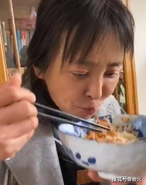 57岁李勤勤窝在车里吃泡面,满头白发被指太显老,曾三度远嫁异国