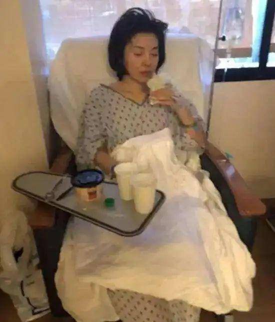 歌手陈红变整容脸,嘟嘟唇眯缝眼脸肿认不出,曾瘫痪如今跳女团舞