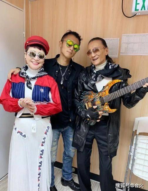 狄波拉风采不减,打扮少女与小11岁丈夫逛商场,对嘴亲吻太腻歪!