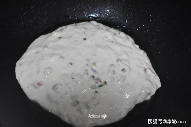 早餐想吃香软发面饼,学会这一招,手不沾面就能做好,做法特简单