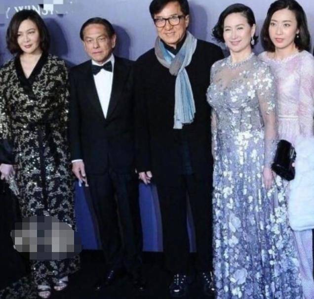 成龙现身赌王葬礼,瘦了很多显老态,与何超琼、利智都是多年好友