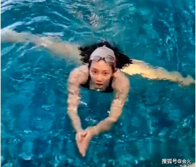 32岁苗苗挺孕肚游泳还劈叉,泳装清纯动人,婚后完全歇业生活滋润