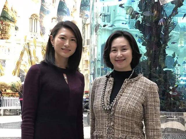 65岁林青霞一身黑裙现身赌王葬礼,她与赌王家族渊源从何超琼开始