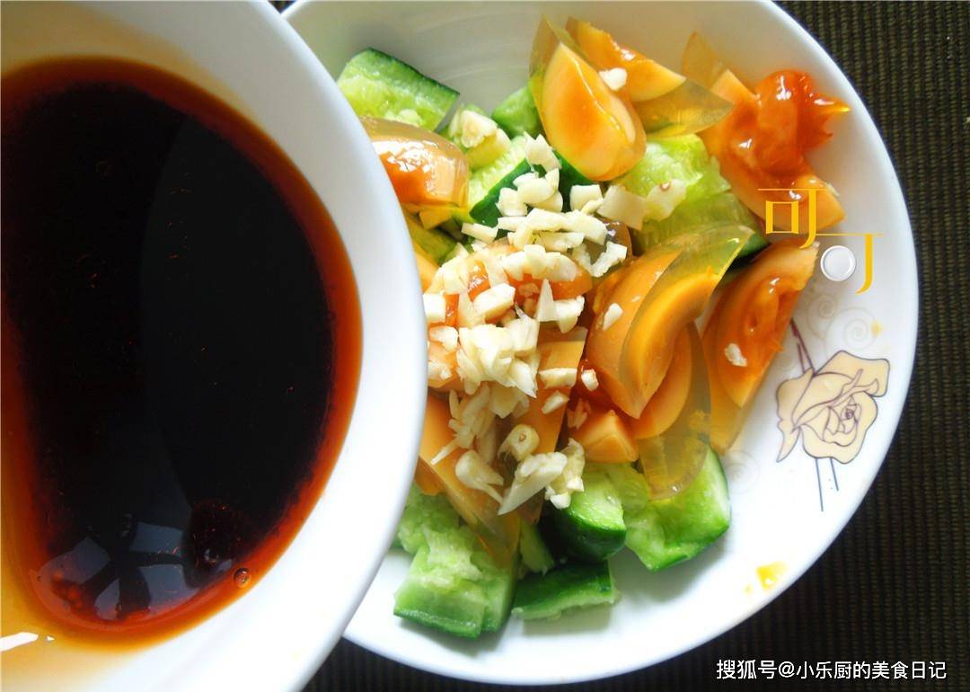 夏天少不了一碗凉拌菜,青瓜配皮蛋,好吃又营养,咋吃都不胖!