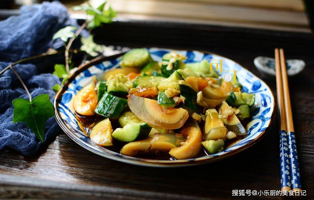 夏天少不了一碗凉拌菜,青瓜配皮蛋,好吃又营养,咋吃都不胖!