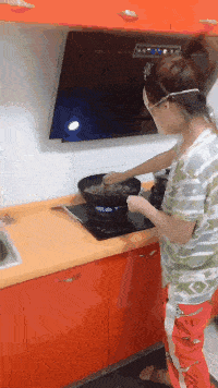 搞笑GIF:新交的女友,大家感觉如何呀?