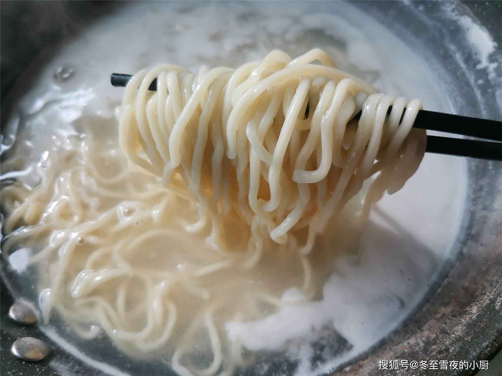 伏天天热,教你一道凉面做法,凉爽开胃味道香,比叫的外卖还好吃