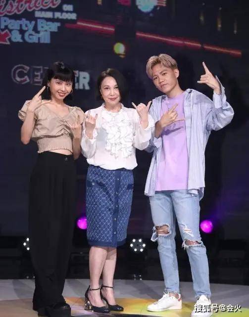 李宗盛二女罕露面,大女儿清纯温婉,二女儿戴鼻环长相浑似父亲