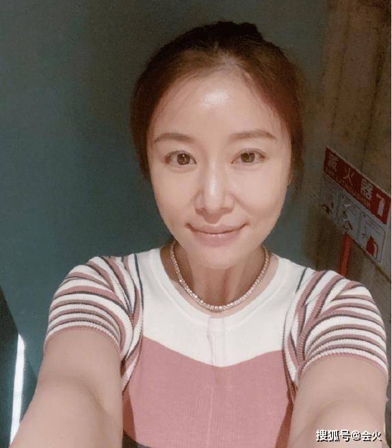 林心如戴满钻项链自拍,素颜出镜皮肤紧绷,壕气为女儿买亿元珠宝