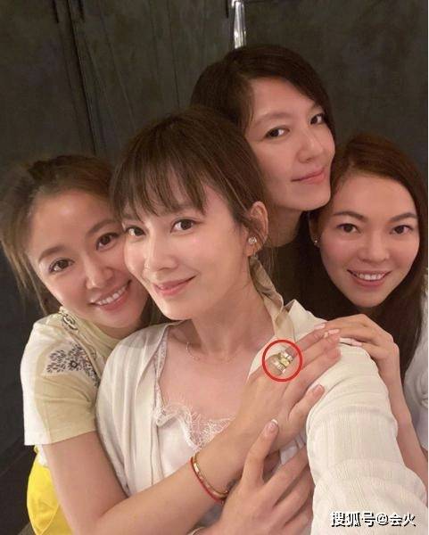 林心如戴满钻项链自拍,素颜出镜皮肤紧绷,壕气为女儿买亿元珠宝