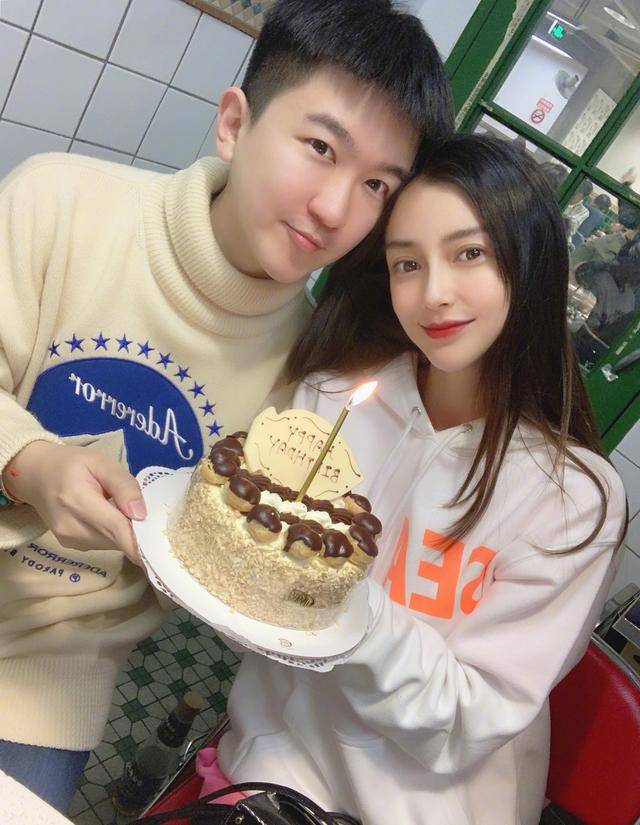 张大大晒与baby杨幂同框照,三人盛装出席活动,例行合影闺蜜情深