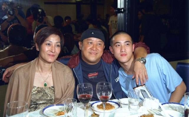 曾志伟憔悴露面为妻子设灵,拒绝媒体采访,陈可辛吴君如前来送别