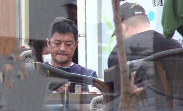 李亚鹏近照曝光,发量离奇增多肚腩平了不少,但为何那么显老?