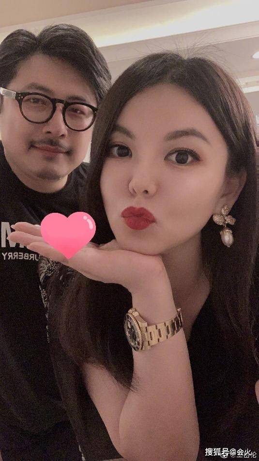 李湘被出轨后直播首秀,一手一个大钻戒,避而不谈心情糟糕的原因