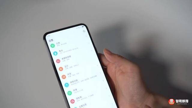 中兴AXON 20 5G真机上手曝光:开启屏下摄像头手机元年