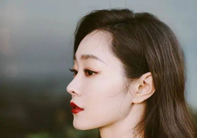 宋轶妩媚风情太性感迷人!难怪从配角于曼丽逆袭走红