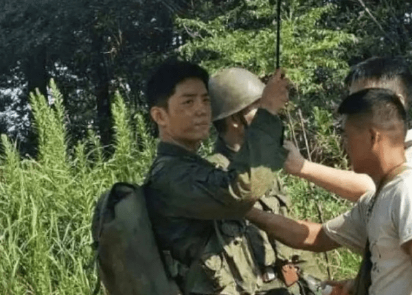 肖战新剧又出路透剧照,皮肤黝黑一脸泥巴,不顾形象被赞拍戏敬业