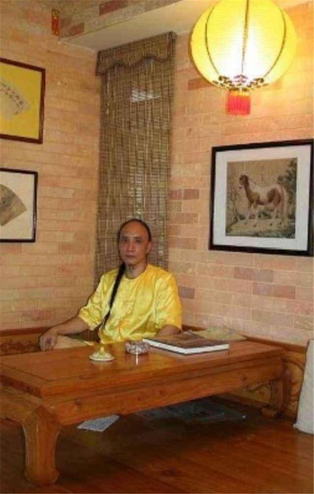 他自称是多尔衮十世孙,在火车站穿黄马褂大闹,扬言要住进故宫