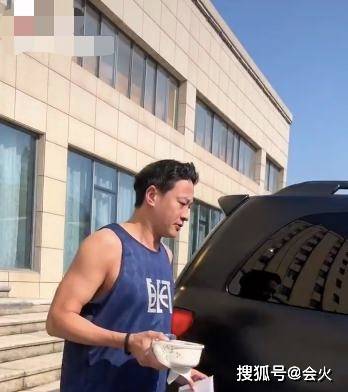 何润东近况曝光,身材健硕脸发福!小8岁娇妻称曾被“潜规则”?