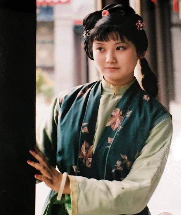 《红楼梦》里,金钏跳井的背后是嫡子庶子相争,金钏成了牺牲品?