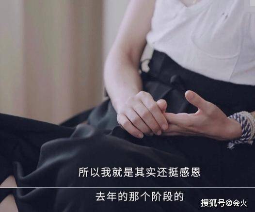 44岁马伊琍聚会室内抽烟,姿势娴熟似老烟木仓!直言别过分抬高女性
