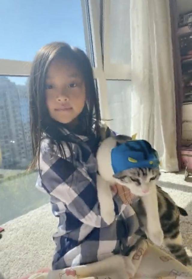 李小璐带女儿外出游玩,母女俩潮范儿十足,甜馨颜值越来越高