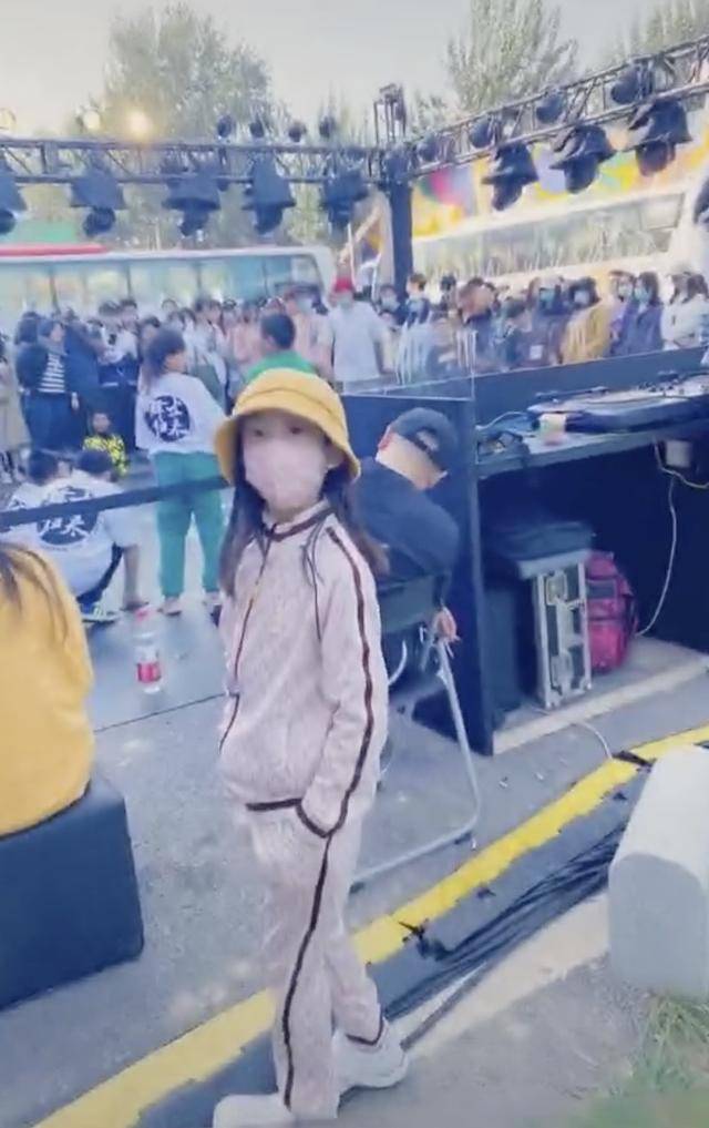 李小璐带女儿外出游玩,母女俩潮范儿十足,甜馨颜值越来越高