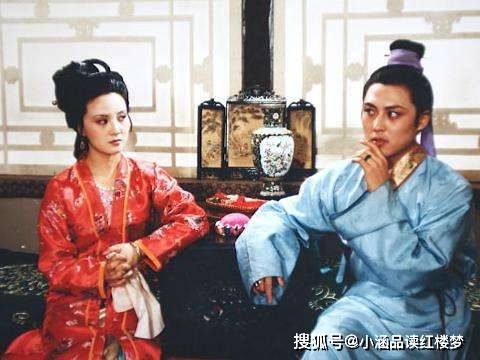 贾琏戏熙凤,两人的笑声为何那么响亮?你看看屋外都有谁