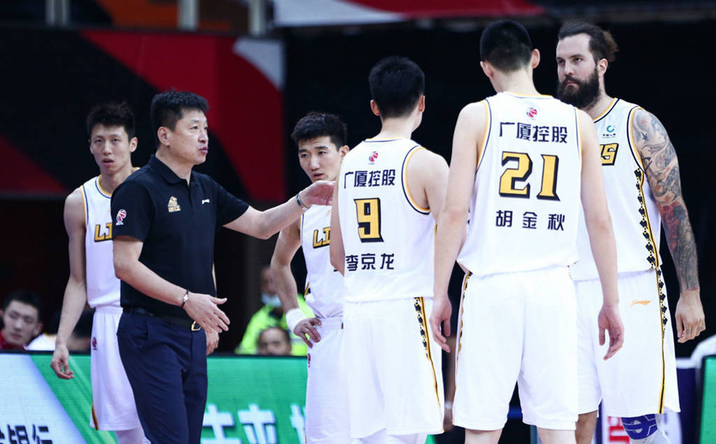 孙铭徽绝佳帮手!CBA外援表现让李春江惊艳,上午才刚完成注册