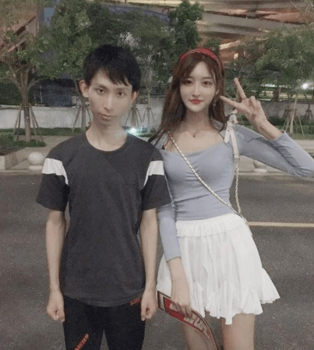 什么叫做逆生长?梦泪晒出了自己高中照片,网友:难怪游戏玩得好