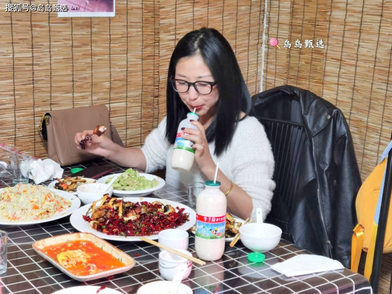 青岛最牛川菜馆,一盘土豆丝188,一串烤肉88,竟很多人去