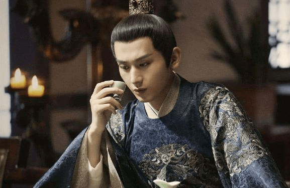 成毅新剧开机,再演现代剧装扮显土气,瘦弱窄肩撑不起衬衫大衣
