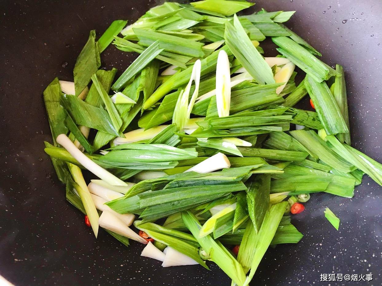 这菜炒鸡蛋就是鲜,5分钟就能上桌的快手菜,蒜香十足,非常下饭